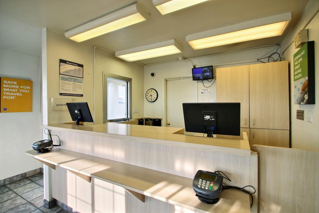 Motel 6 Milwaukee West - Brookfield Bagian luar foto