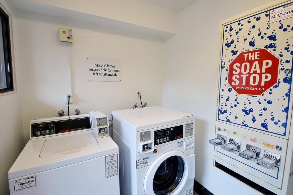 Motel 6 Milwaukee West - Brookfield Bagian luar foto