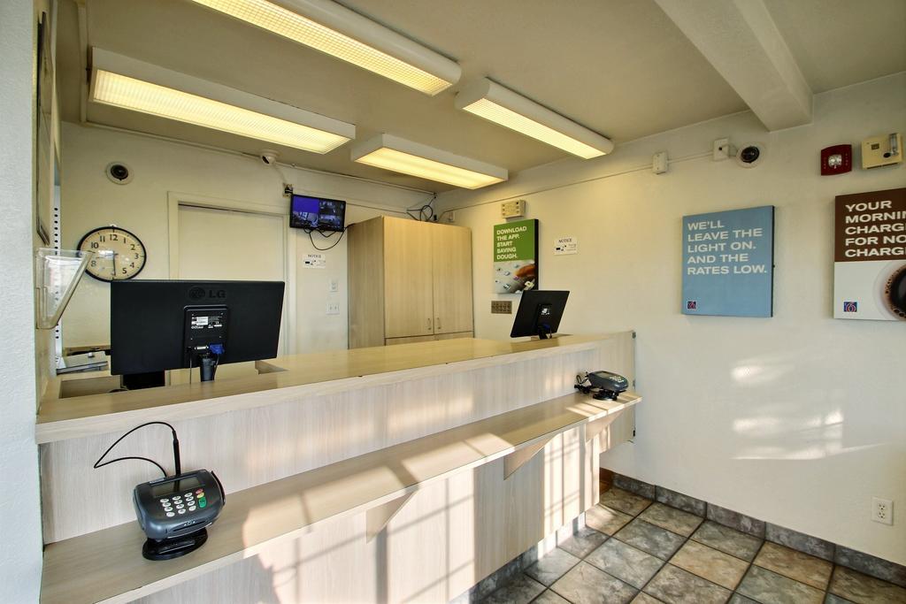 Motel 6 Milwaukee West - Brookfield Bagian luar foto