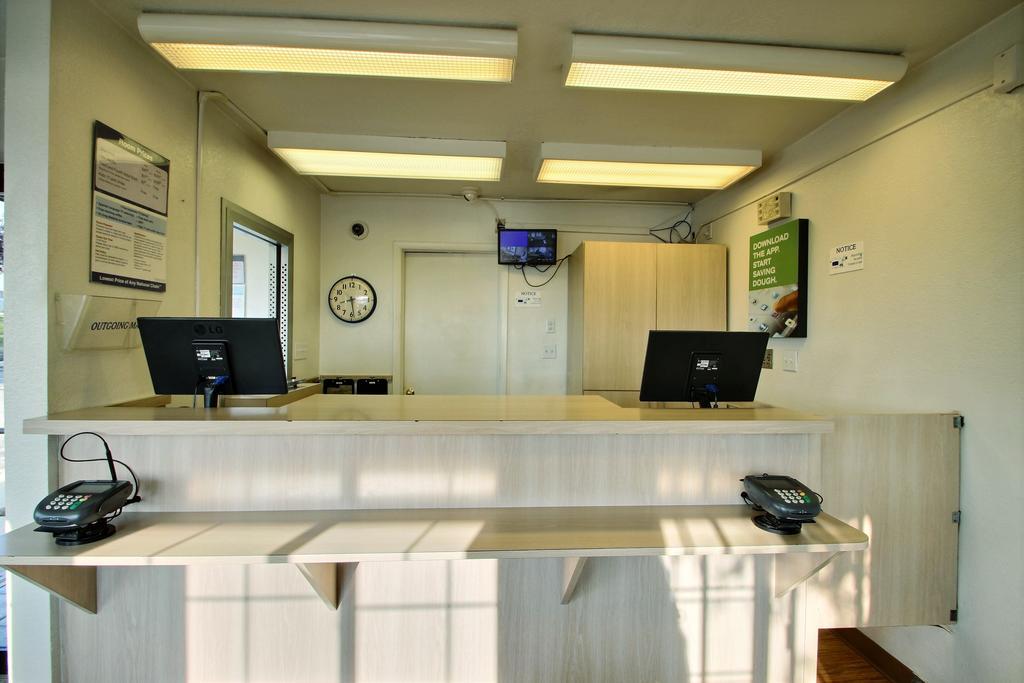 Motel 6 Milwaukee West - Brookfield Bagian luar foto