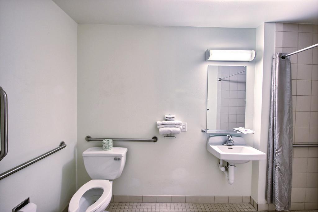 Motel 6 Milwaukee West - Brookfield Bagian luar foto