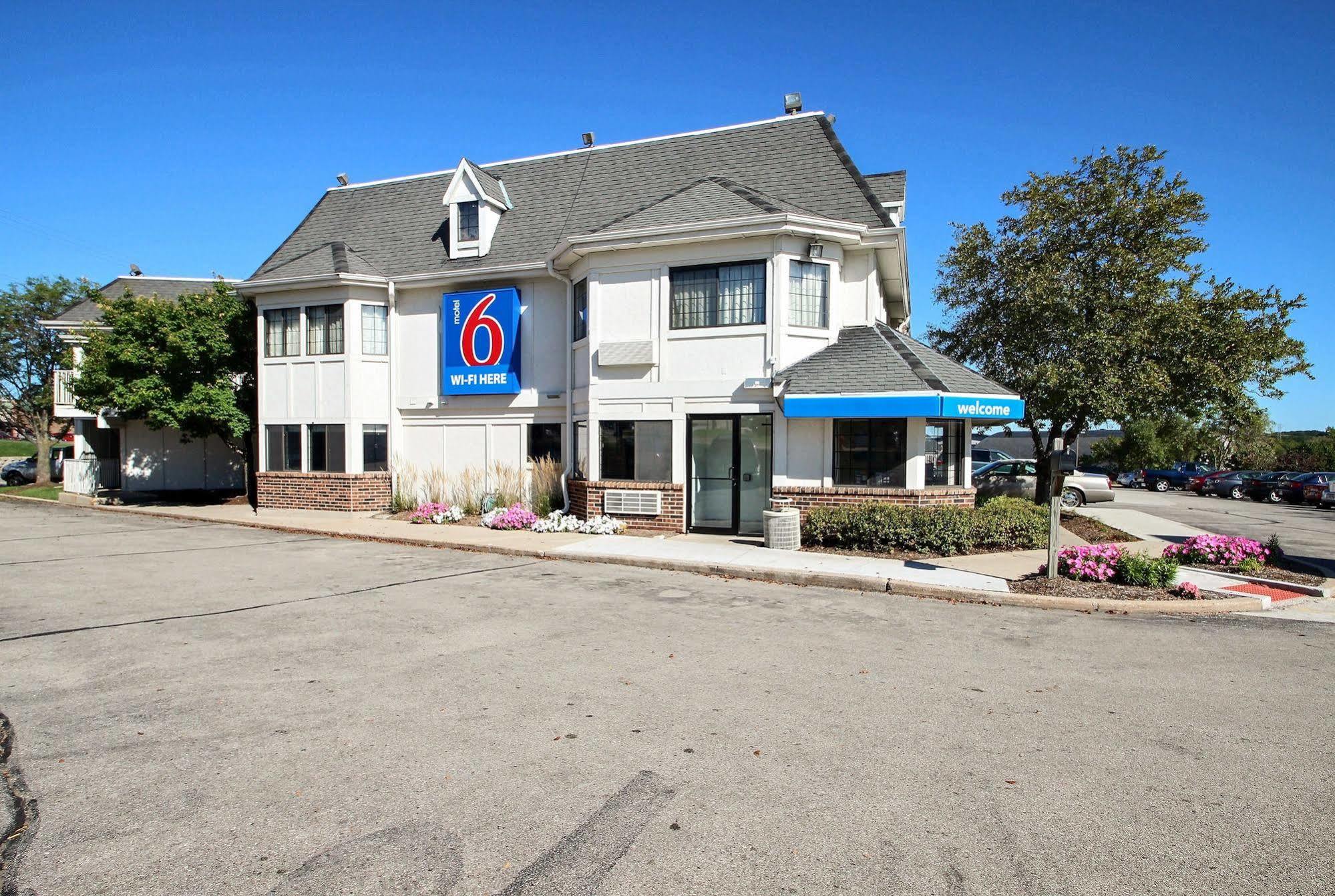 Motel 6 Milwaukee West - Brookfield Bagian luar foto