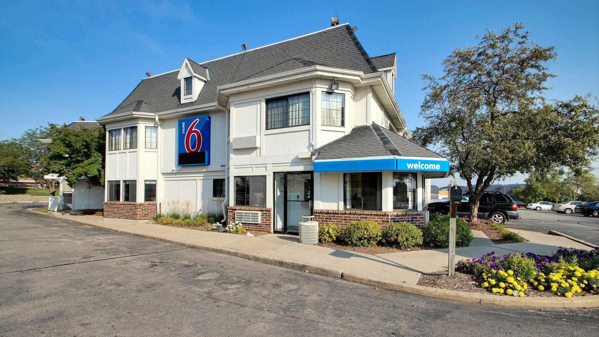 Motel 6 Milwaukee West - Brookfield Bagian luar foto
