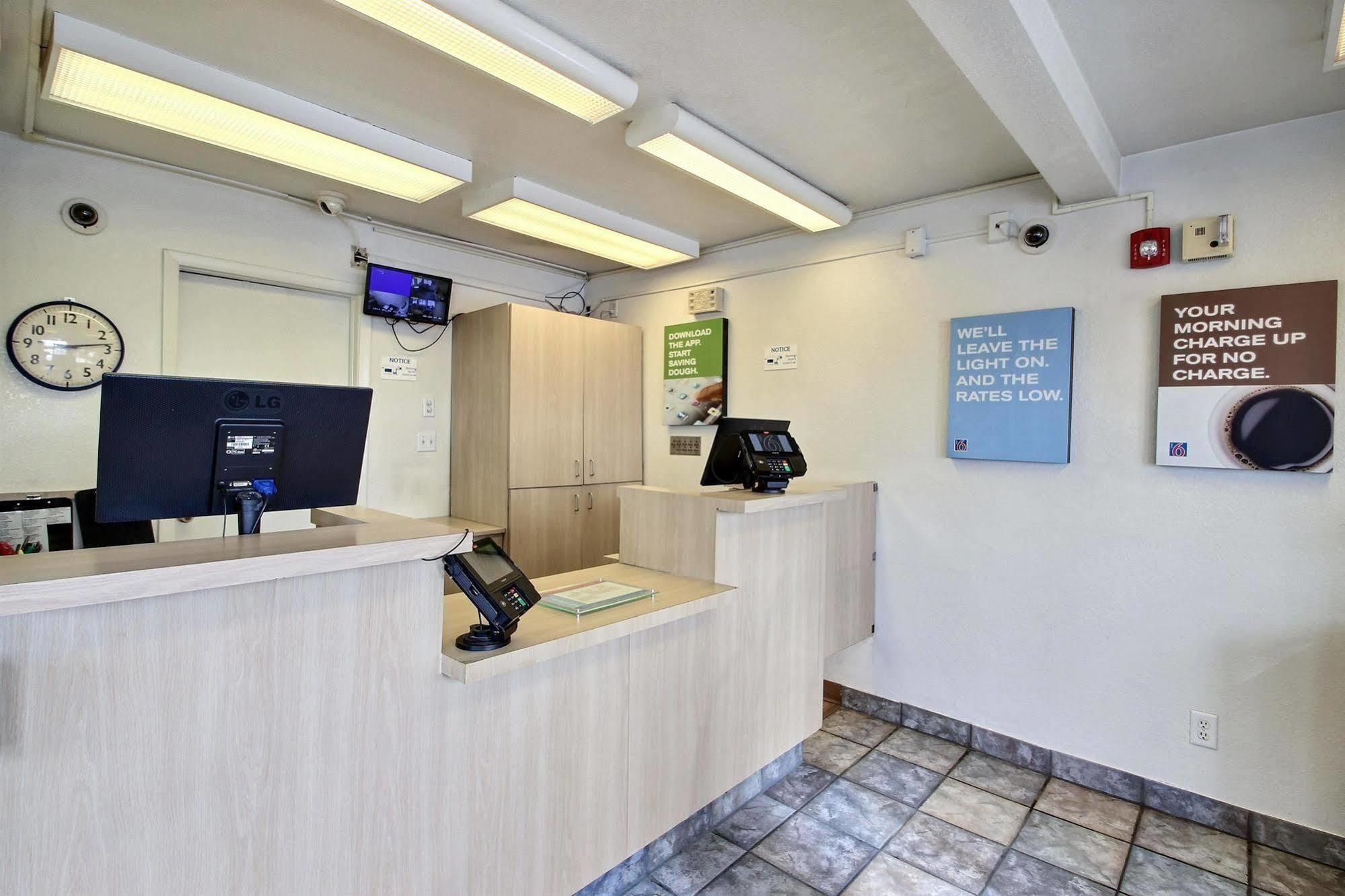 Motel 6 Milwaukee West - Brookfield Bagian luar foto