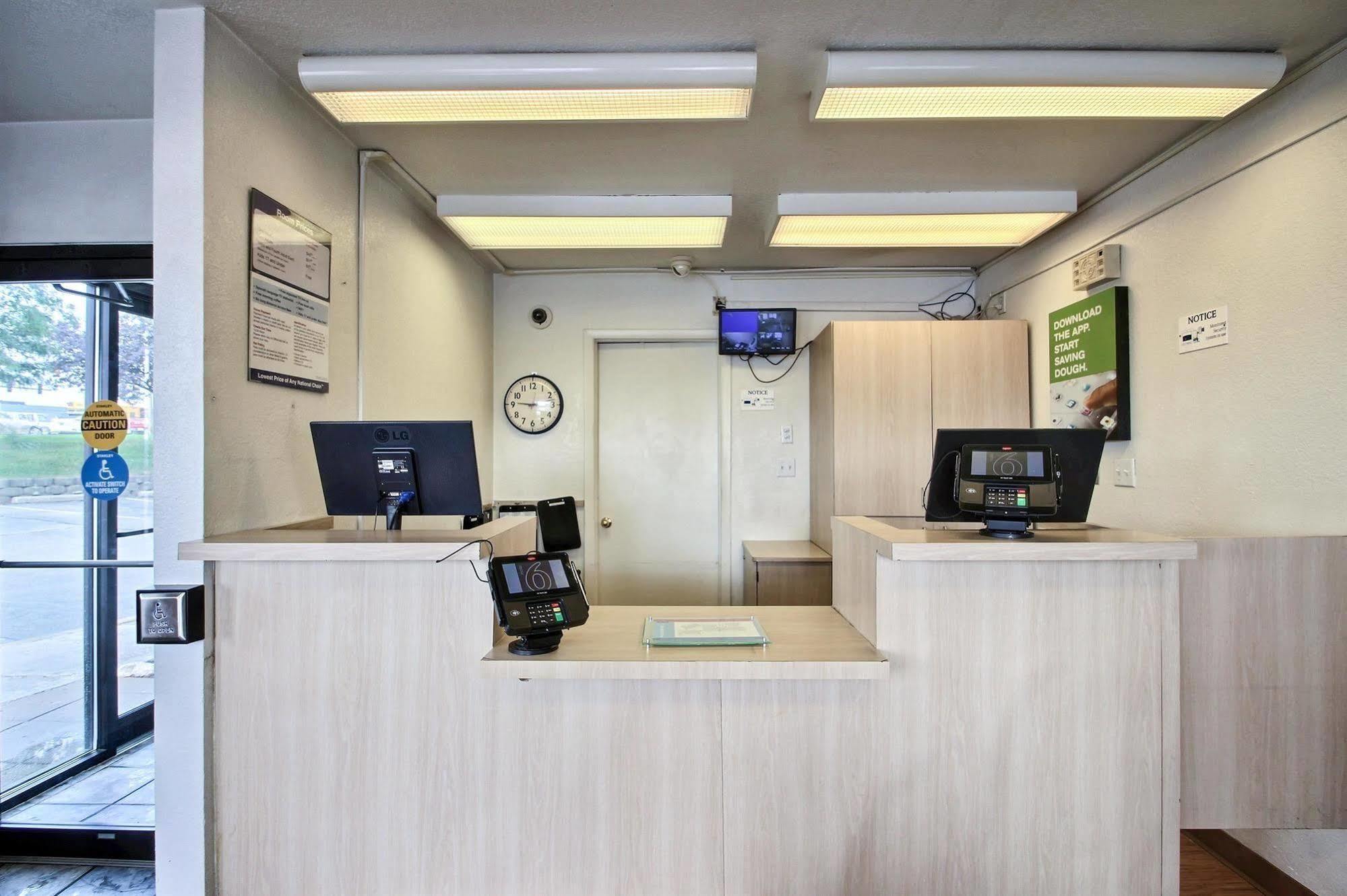 Motel 6 Milwaukee West - Brookfield Bagian luar foto