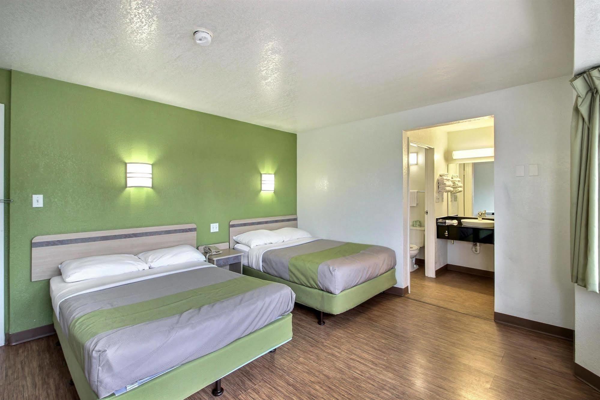Motel 6 Milwaukee West - Brookfield Bagian luar foto