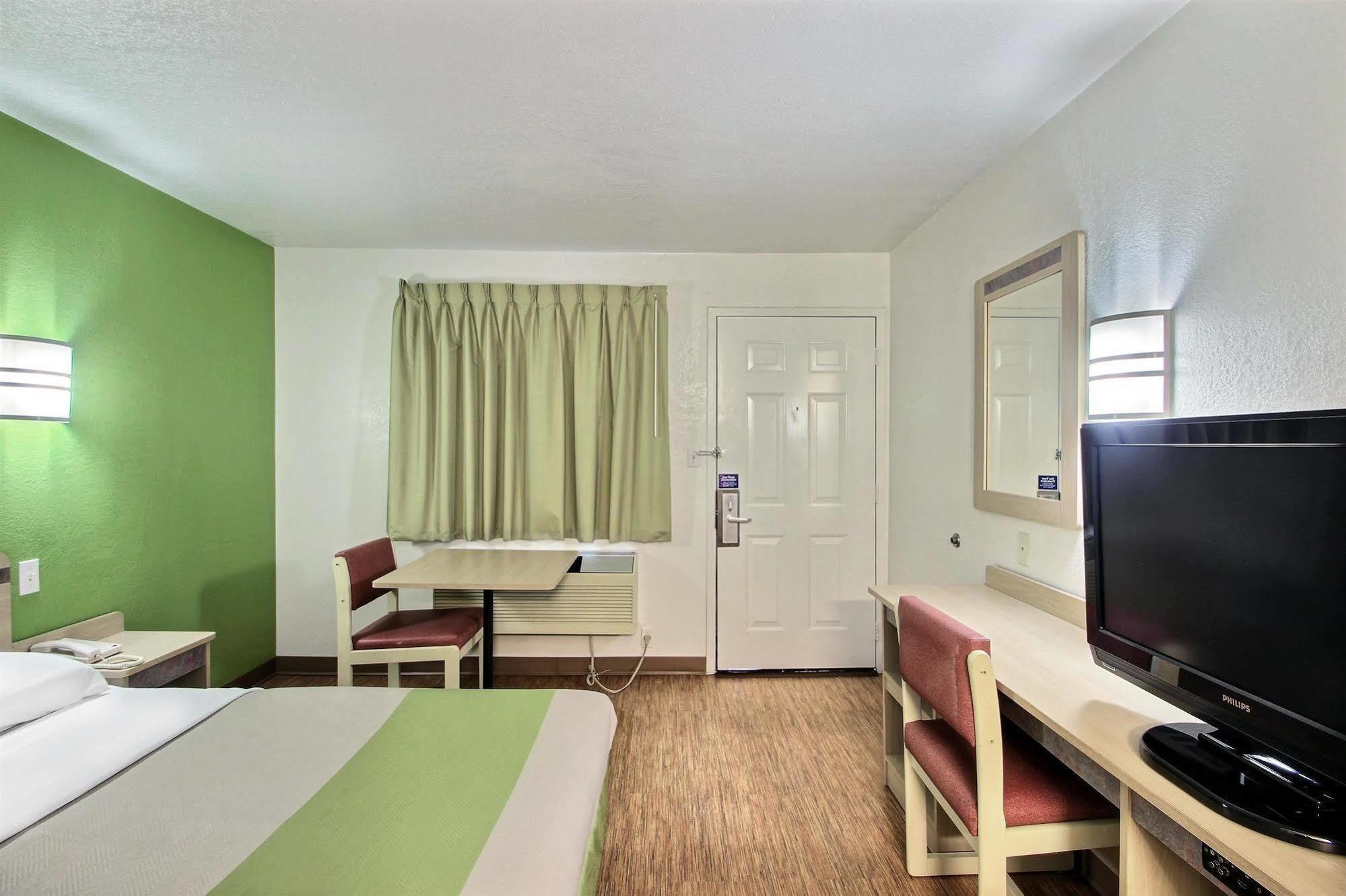Motel 6 Milwaukee West - Brookfield Bagian luar foto