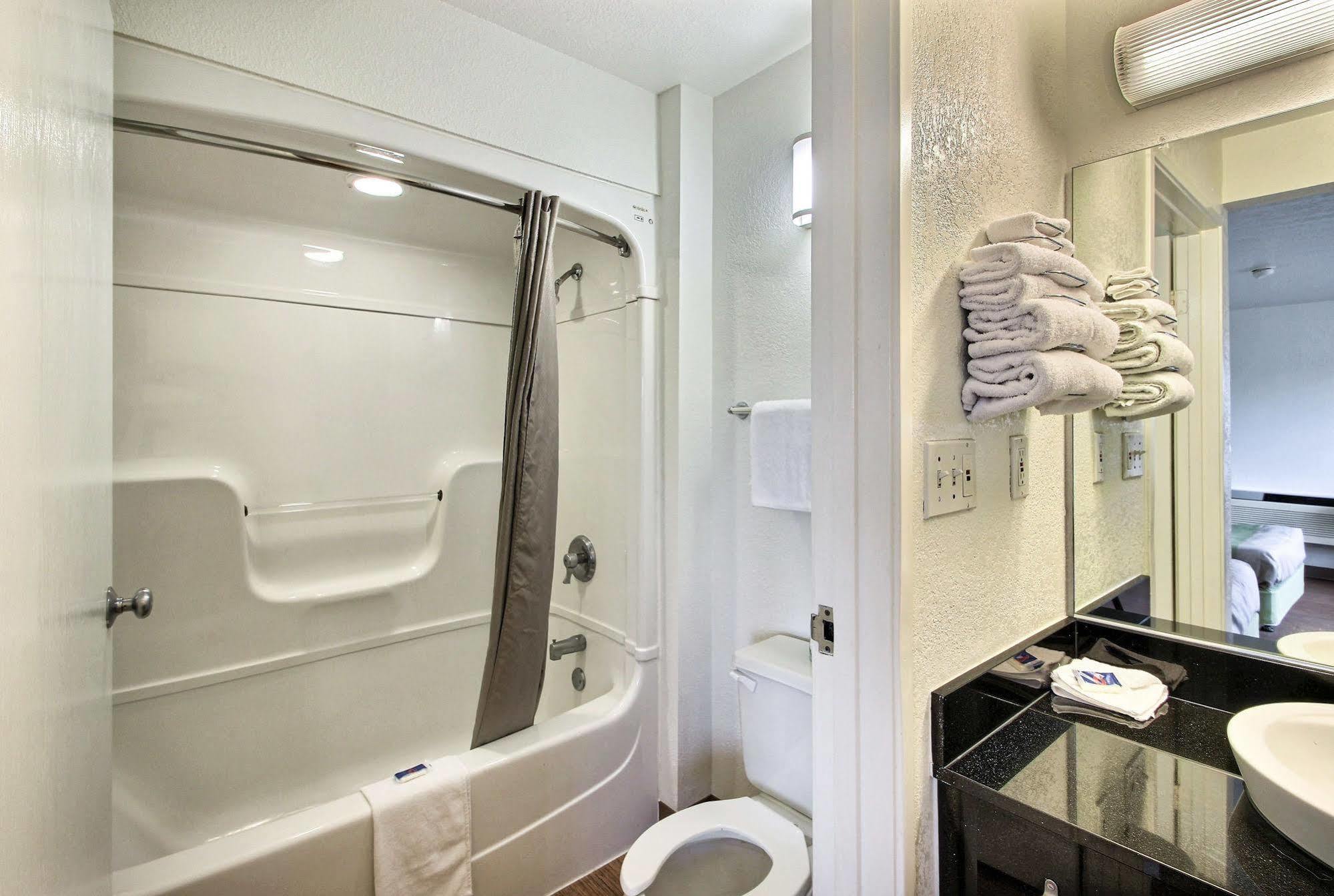 Motel 6 Milwaukee West - Brookfield Bagian luar foto