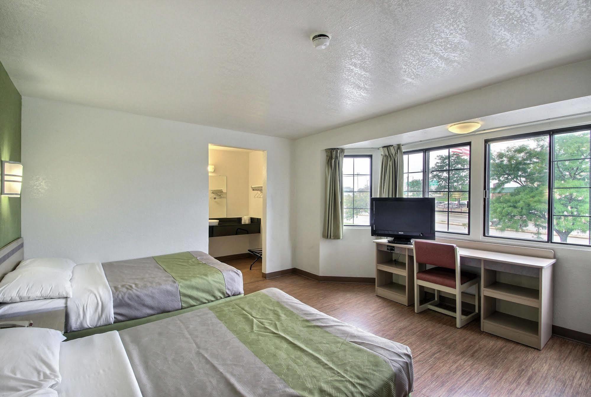 Motel 6 Milwaukee West - Brookfield Bagian luar foto