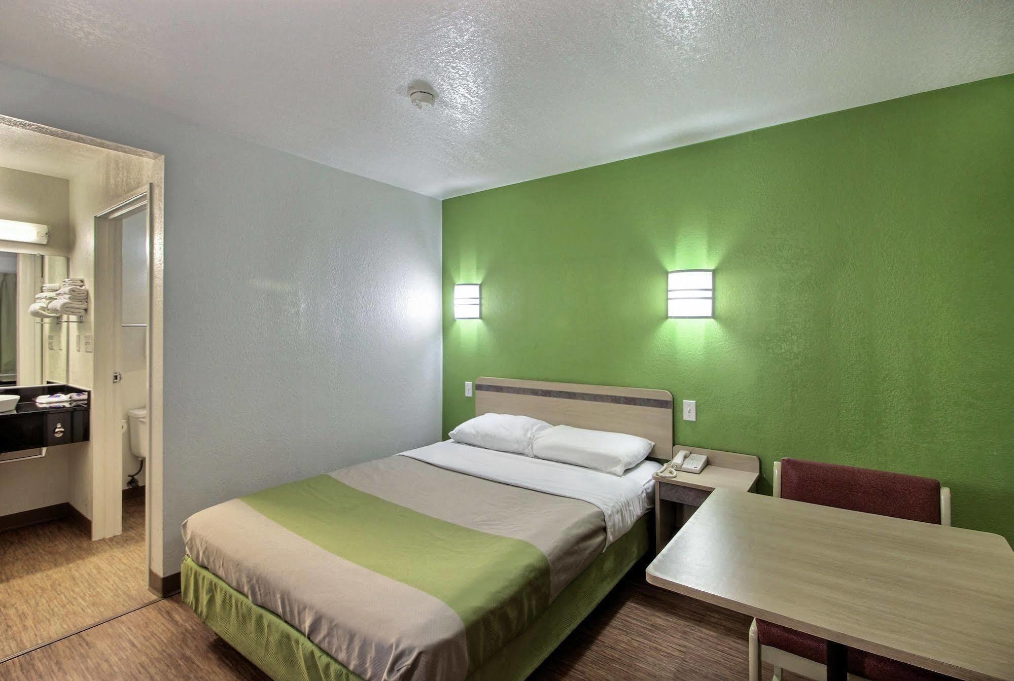 Motel 6 Milwaukee West - Brookfield Bagian luar foto
