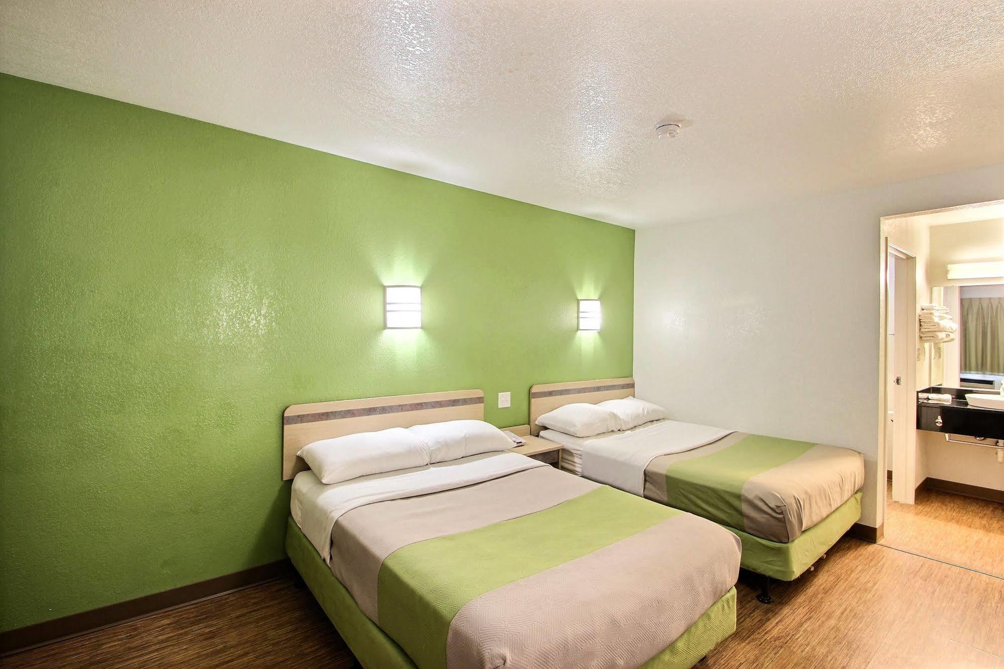 Motel 6 Milwaukee West - Brookfield Bagian luar foto