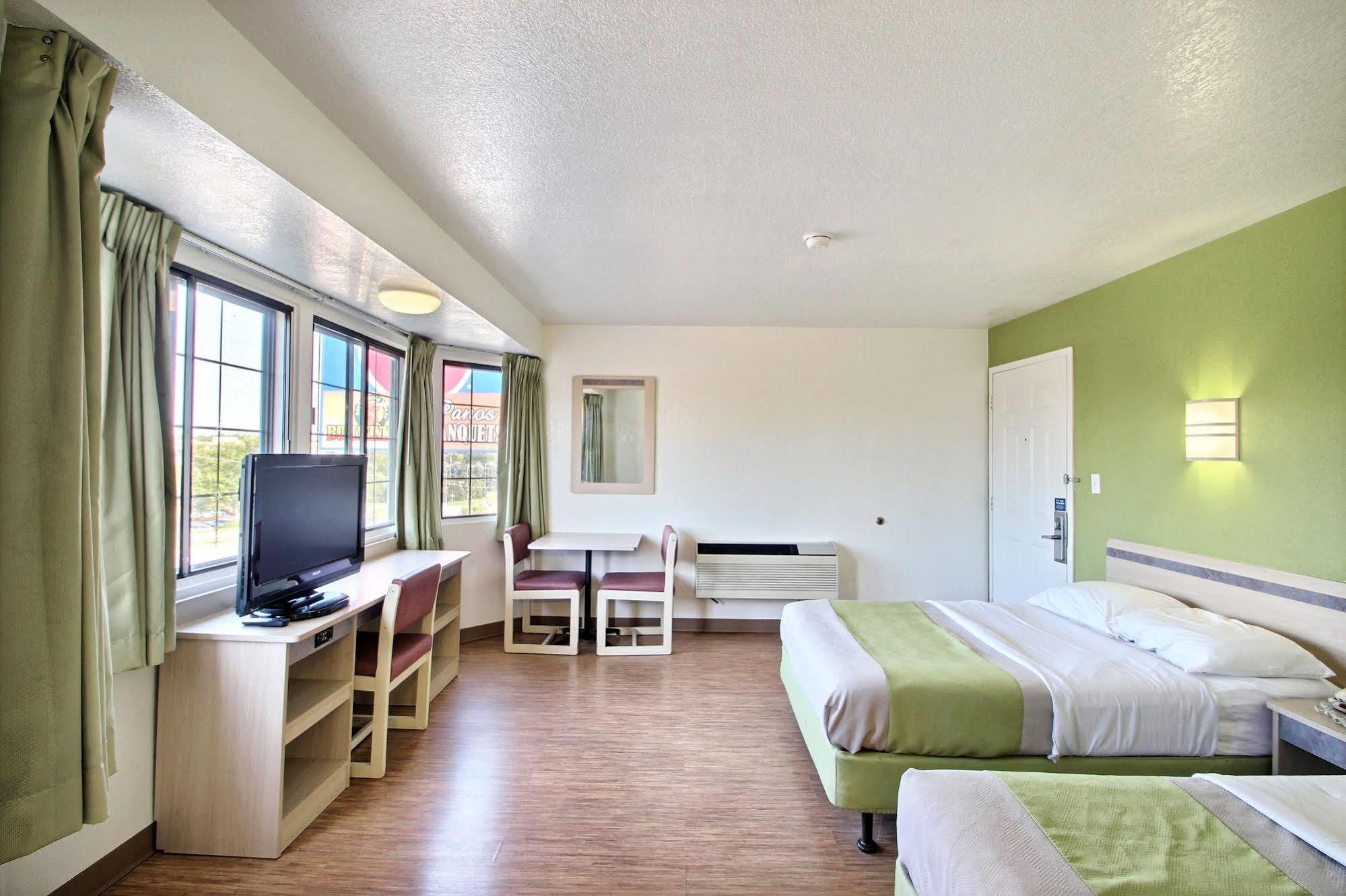 Motel 6 Milwaukee West - Brookfield Bagian luar foto