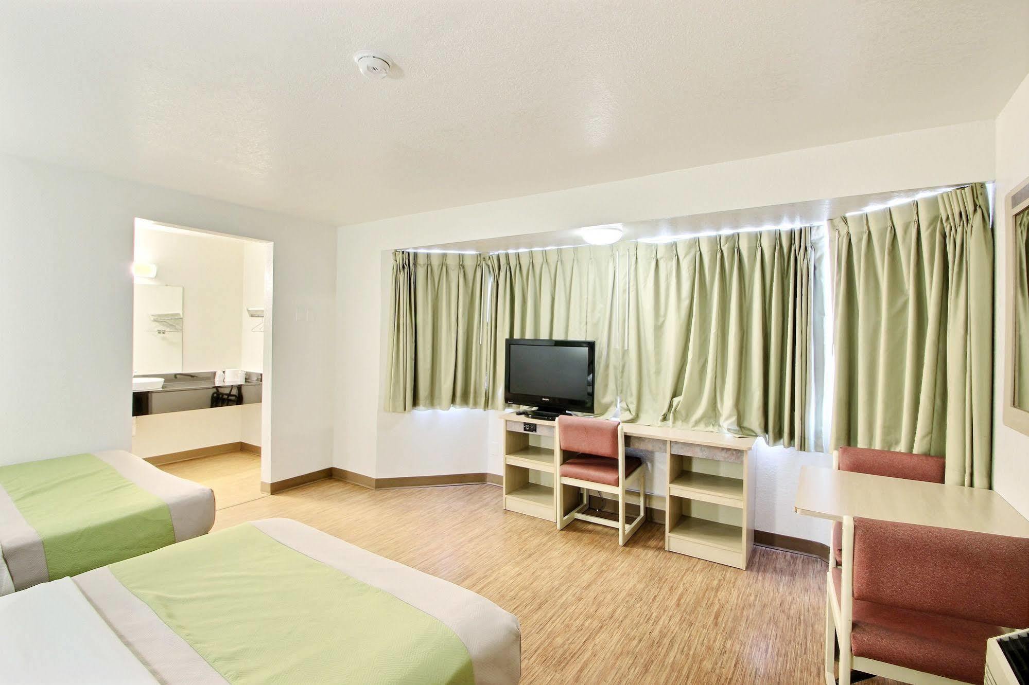 Motel 6 Milwaukee West - Brookfield Bagian luar foto