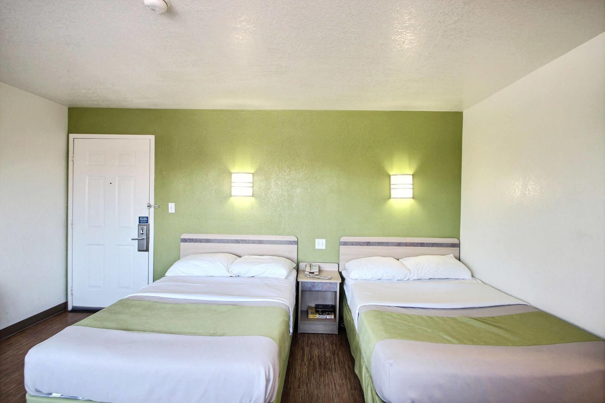 Motel 6 Milwaukee West - Brookfield Bagian luar foto