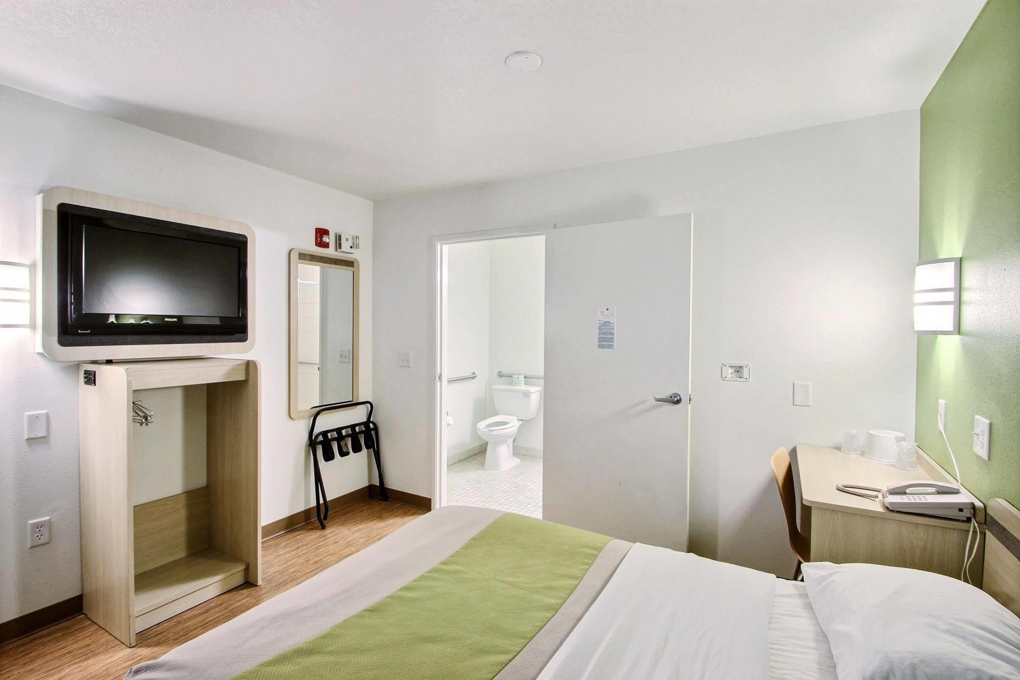Motel 6 Milwaukee West - Brookfield Bagian luar foto