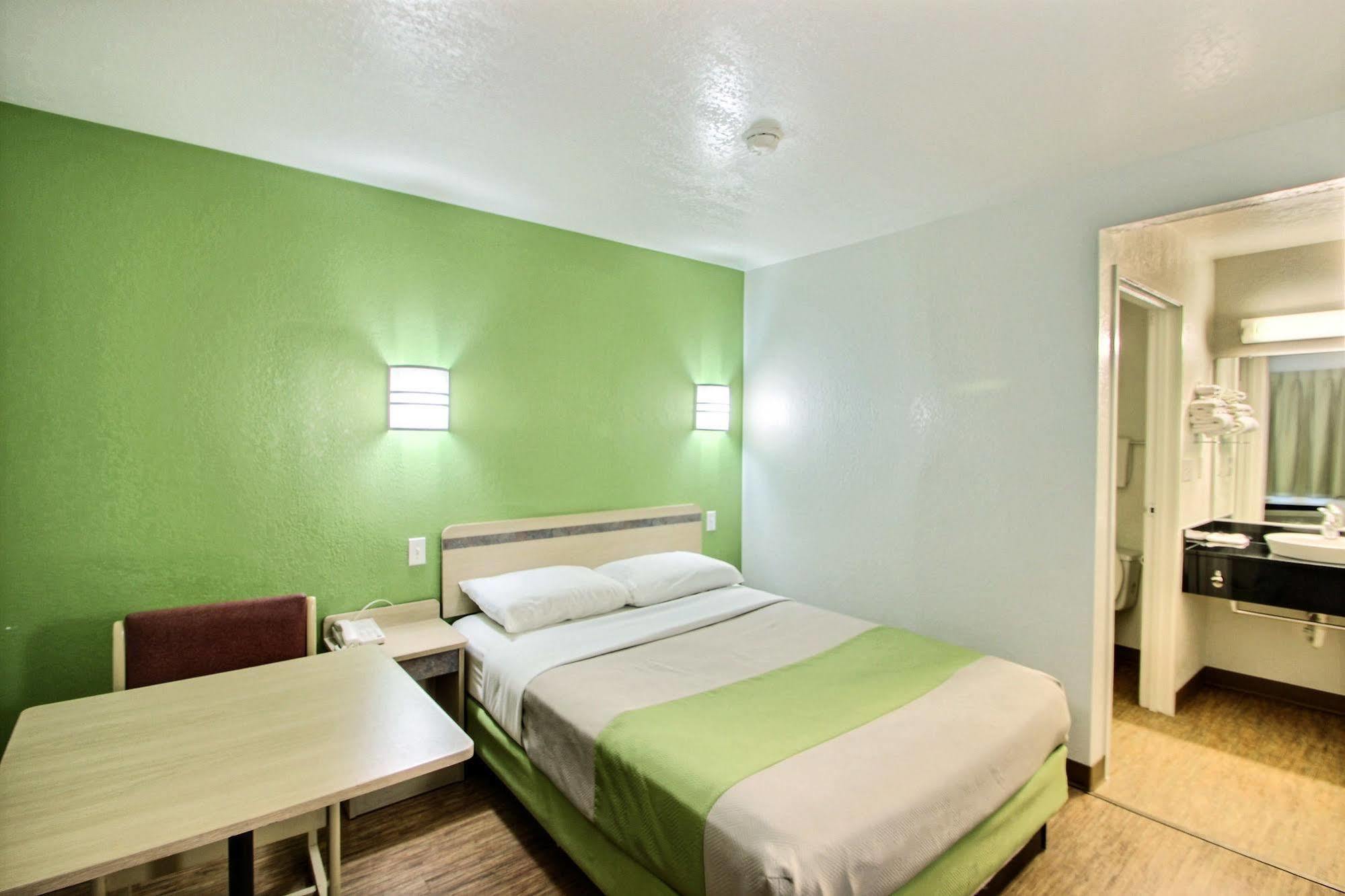 Motel 6 Milwaukee West - Brookfield Bagian luar foto