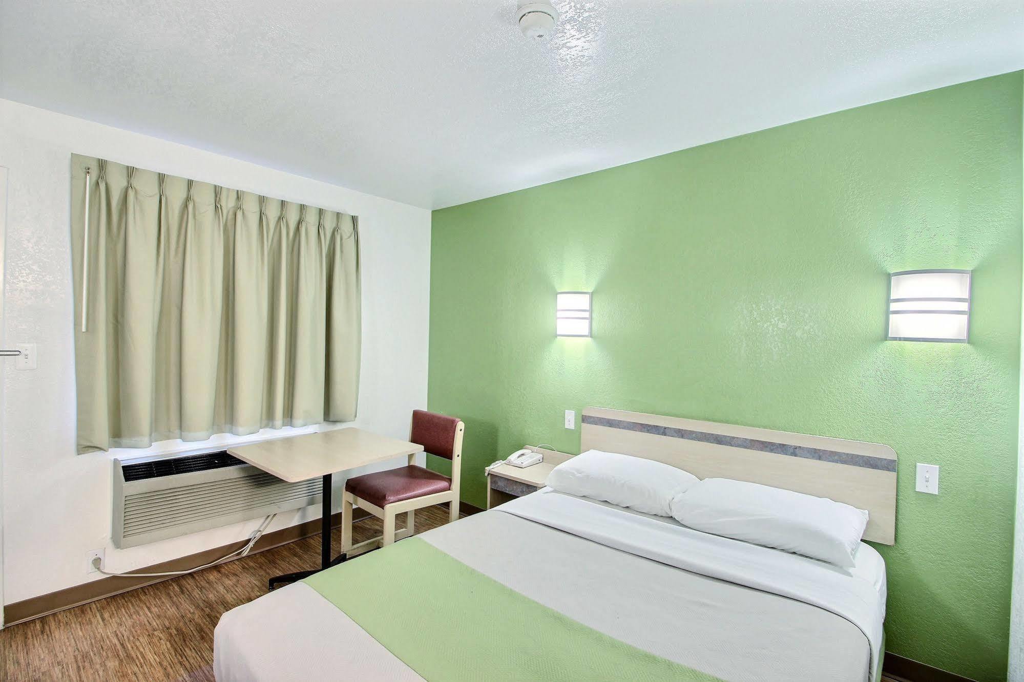 Motel 6 Milwaukee West - Brookfield Bagian luar foto