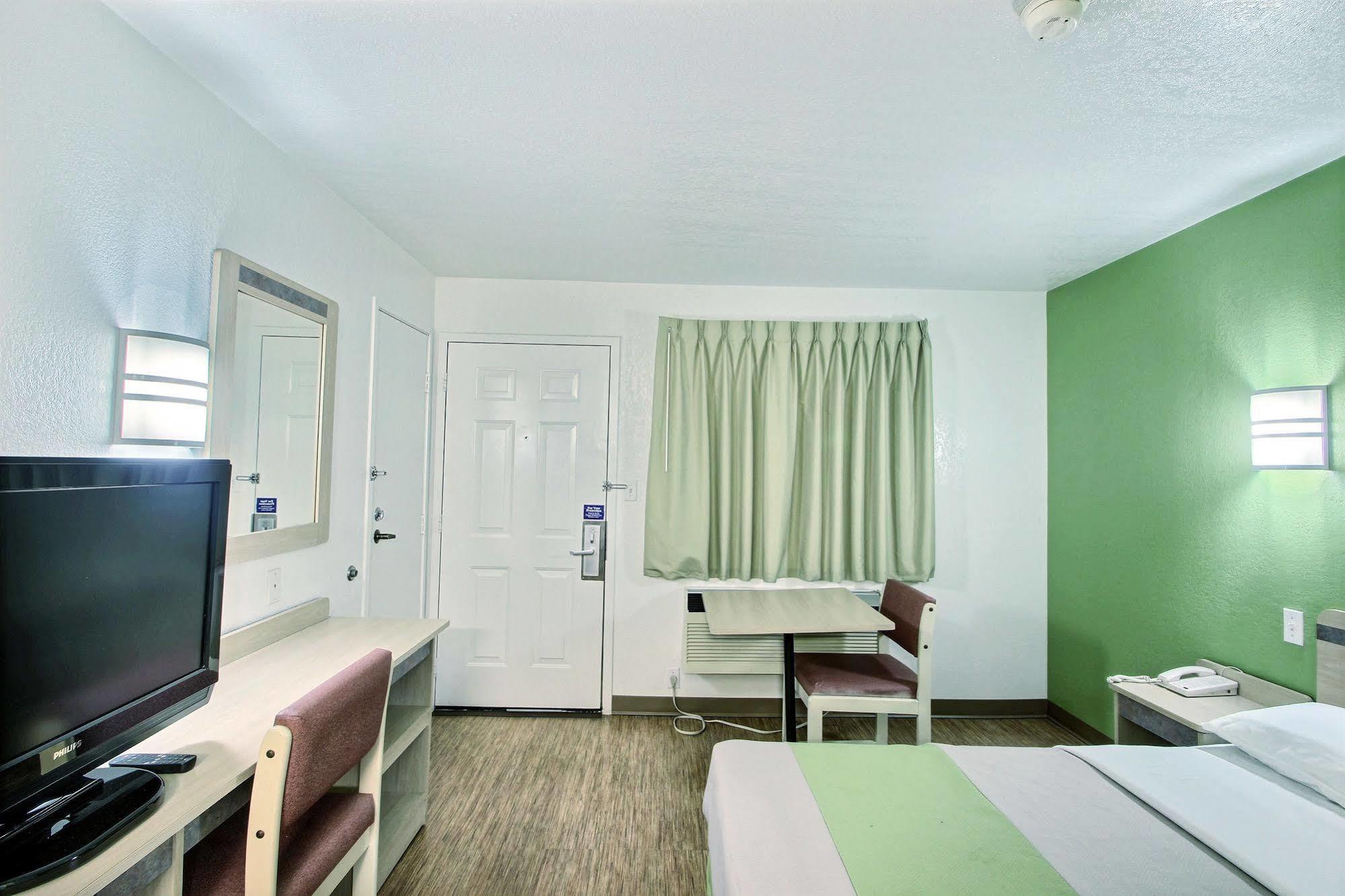 Motel 6 Milwaukee West - Brookfield Bagian luar foto