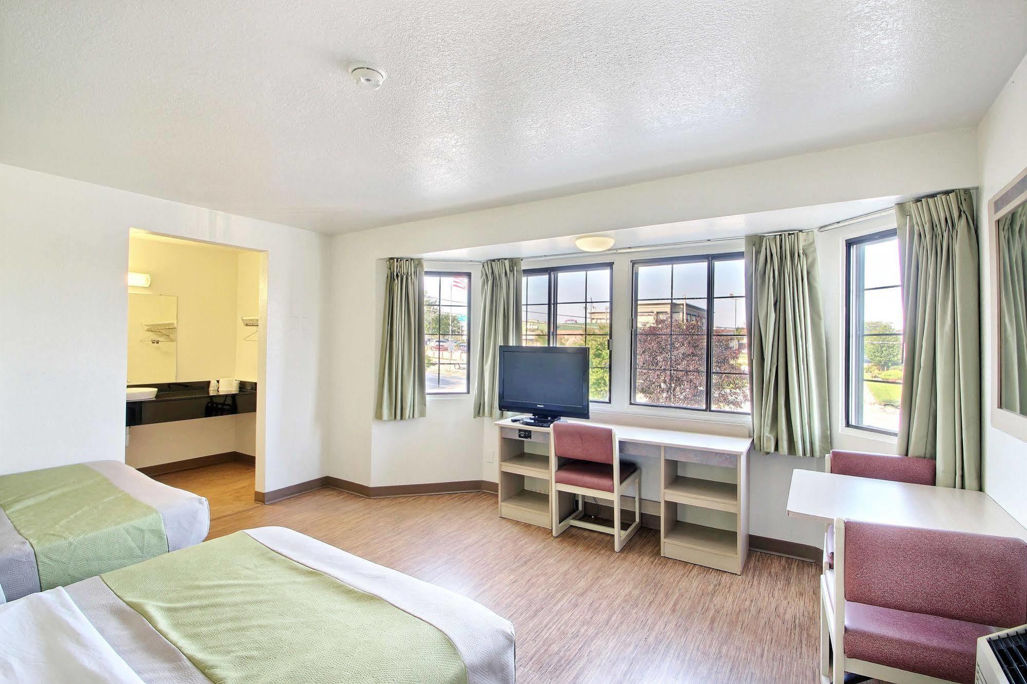Motel 6 Milwaukee West - Brookfield Bagian luar foto