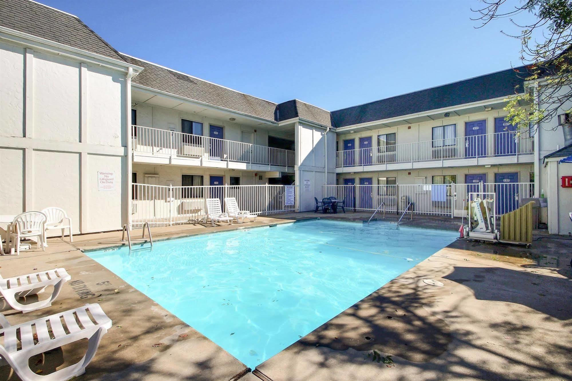 Motel 6 Milwaukee West - Brookfield Bagian luar foto
