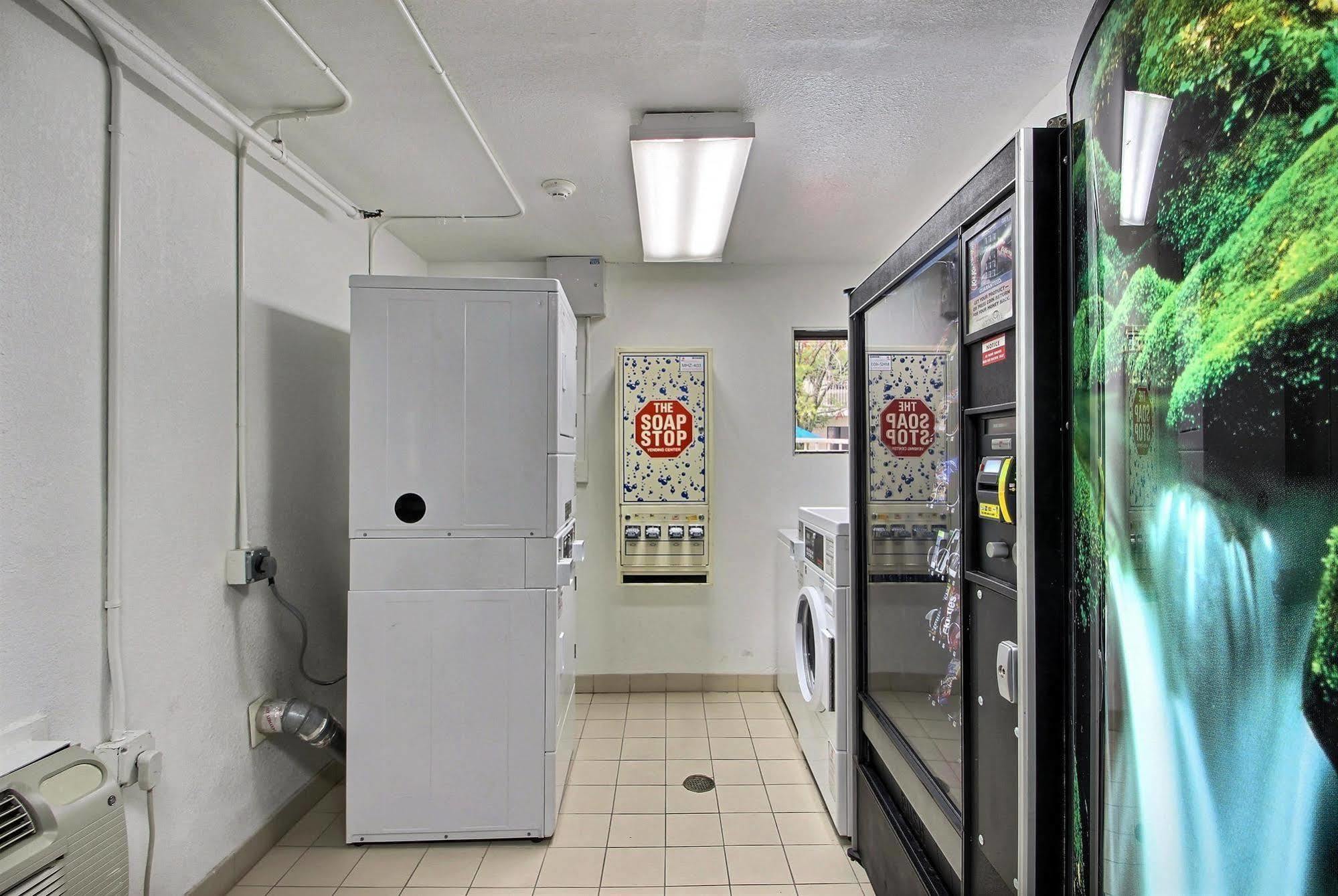 Motel 6 Milwaukee West - Brookfield Bagian luar foto
