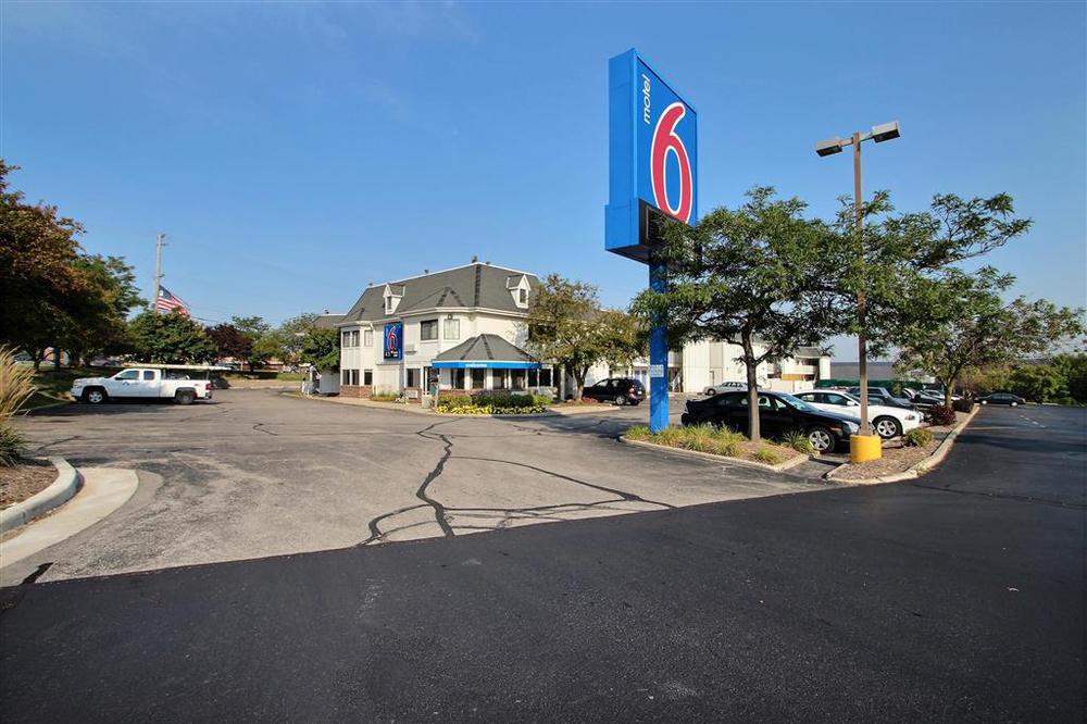 Motel 6 Milwaukee West - Brookfield Bagian luar foto